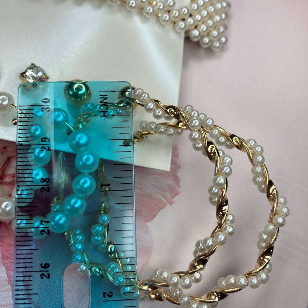 Set of Earrings and Hair Clip - Picture 2 of 3